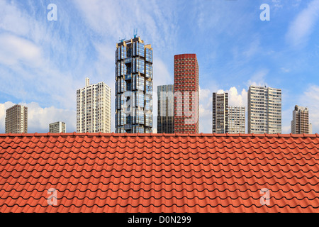 Altes Dach auf dem Hintergrund der modernen Wolkenkratzern. Stockfoto