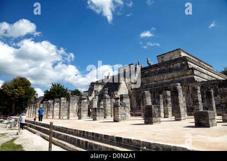 Tempel der Krieger (Templo de Los Guerreros) & Gruppe der Tausend Säulen (Grupo de Las Mil Columnas) Chichen Itza Mexico Stockfoto