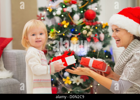 Mutter und Baby Mädchen ändern Weihnachtsgeschenke Stockfoto