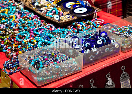 Ein Tourist stall verkaufen bunte Armbänder und die türkischen Evil Eye in Istanbul. Stockfoto