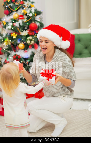 Mama und Baby Mädchen ändern Weihnachtsgeschenke Stockfoto
