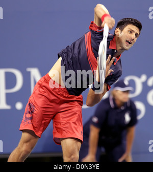 Novak Djokovic (SRB) während seine Männer Singles match gegen Philipp Petzschner (GER) am 4. Tag der 2010 US Open tennis Stockfoto