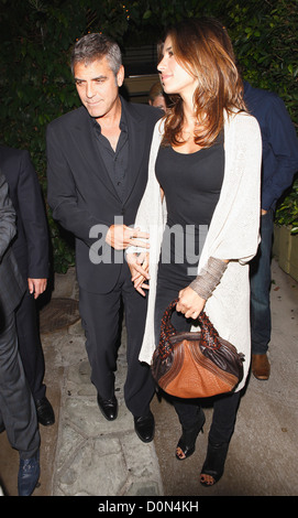 George Clooney und Freundin Elisabetta Canalis verlassen vor Restaurant in West Hollywood Los Angeles, Kalifornien - 02.09.10 Stockfoto