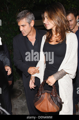 George Clooney und Freundin Elisabetta Canalis verlassen vor Restaurant in West Hollywood Los Angeles, Kalifornien - 02.09.10 Stockfoto