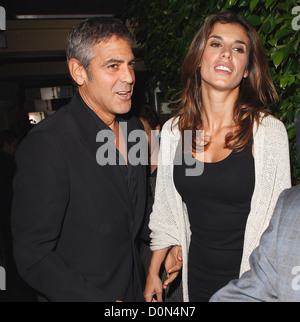George Clooney und Freundin Elisabetta Canalis verlassen vor Restaurant in West Hollywood Los Angeles, Kalifornien - 02.09.10 Stockfoto