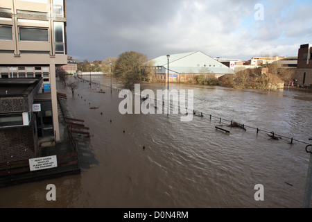 Fluss Wear überläuft und Überschwemmungen Straße in Durham City neben dem nationalen Ersparnisse und Investitionen Gebäude Stockfoto