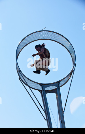 Luftakrobatin aus Studios De Cirque führen in das Rad des Todes im Park bei Great Yarmouth Stockfoto