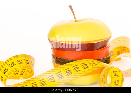 Stapel von verschiedenen FRUCHTSCHEIBEN auf weißem Hintergrund Stockfoto