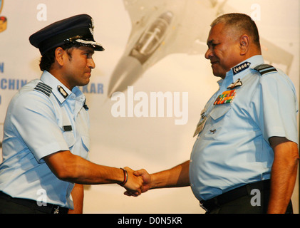 Sachin Tendulkar beschäftigt Rang eines Hauptmanns Gruppe übertragenen Cricketer Sachin Tendulkar von Chief of Indian Air Force, Air Chief Stockfoto