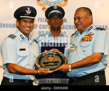 Sachin Tendulkar beschäftigt Rang eines Hauptmanns Gruppe übertragenen Cricketer Sachin Tendulkar von Chef der indischen Luftwaffe Air Chief Stockfoto