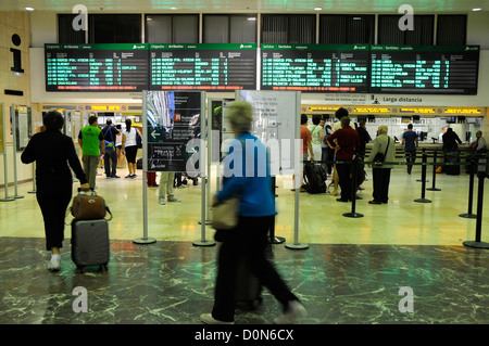 Barcelona-Sants train Station Leute in Eile Stockfoto