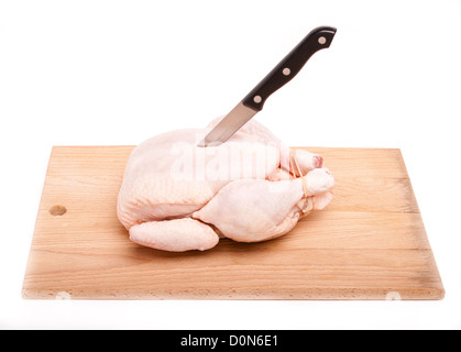 rohem rohem Hühnerfleisch mit Messer auf Holzplatte Stockfoto