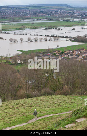 Glastonbury, Großbritannien-November 27th. Hochwasser in den Bereichen rund um das Glastonbury Tor auf der Somerset Levels. Foto von erhöhten Glastonbury Tor. Stockfoto