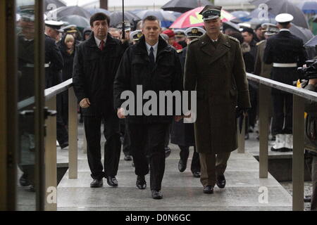 Gdynia, Polen 28. November 2012 Minister of Defence Tomasz Siemoniak (C) beteiligt sich an den Neubau des das Polnische Schifffahrtsmuseum in Gdynia feierlich eröffnet. Stockfoto