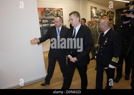 Gdynia, Polen 28. November 2012 Minister of Defence Tomasz Siemoniak (C) beteiligt sich an den Neubau des das Polnische Schifffahrtsmuseum in Gdynia feierlich eröffnet. Stockfoto