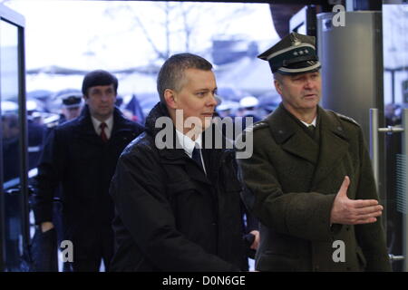 Gdynia, Polen 28. November 2012 Minister of Defence Tomasz Siemoniak (C) beteiligt sich an den Neubau des das Polnische Schifffahrtsmuseum in Gdynia feierlich eröffnet. Stockfoto