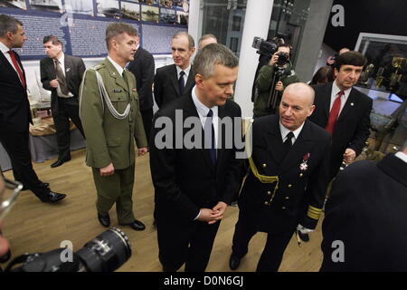 Gdynia, Polen 28. November 2012 Minister of Defence Tomasz Siemoniak (C) beteiligt sich an den Neubau des das Polnische Schifffahrtsmuseum in Gdynia feierlich eröffnet. Stockfoto