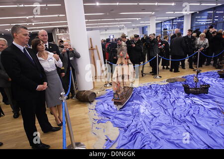 Gdynia, Polen 28. November 2012 Minister der Verteidigung Tomasz Siemoniak (L) beteiligt sich an den Neubau des das Polnische Schifffahrtsmuseum in Gdynia feierlich eröffnet. Stockfoto