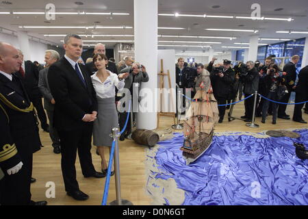 Gdynia, Polen 28. November 2012 Minister der Verteidigung Tomasz Siemoniak (L) beteiligt sich an den Neubau des das Polnische Schifffahrtsmuseum in Gdynia feierlich eröffnet. Stockfoto