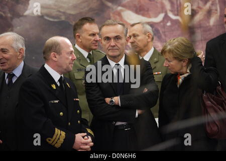 Gdynia, Polen 28. November 2012 Mayor of Gdynia Wojciech Szczurek (C) beteiligt sich an den Neubau des das Polnische Schifffahrtsmuseum in Gdynia feierlich eröffnet. Stockfoto