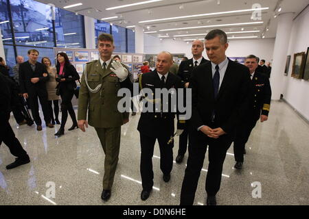 Gdynia, Polen 28. November 2012 Minister of Defence Tomasz Siemoniak (R) beteiligt sich an den Neubau des das Polnische Schifffahrtsmuseum in Gdynia feierlich eröffnet. Stockfoto