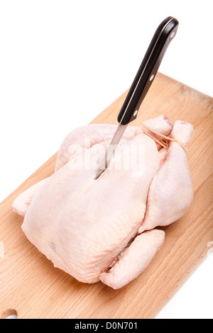 rohem rohem Hühnerfleisch mit Messer auf Holzplatte Stockfoto