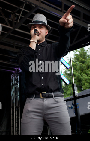 Olly Murs erklingt in Kempton Park Racecourse. Surrey, England - 04.09.10 Stockfoto