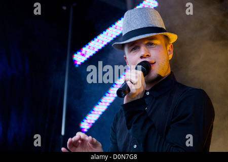 Olly Murs erklingt in Kempton Park Racecourse. Surrey, England Stockfoto