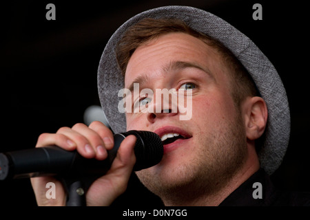 Olly Murs erklingt in Kempton Park Racecourse. Surrey, England - 04.09.10 Stockfoto