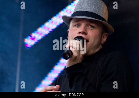 Olly Murs erklingt in Kempton Park Racecourse. Surrey, England - 04.09.10 Stockfoto