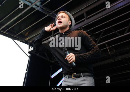 Olly Murs erklingt in Kempton Park Racecourse. Surrey, England - 04.09.10 Stockfoto