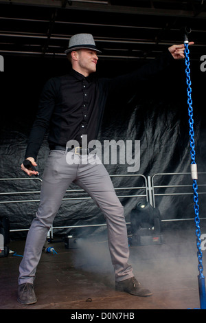 Olly Murs erklingt in Kempton Park Racecourse. Surrey, England - 04.09.10 Stockfoto