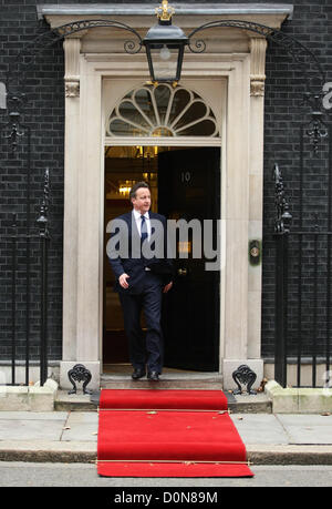 DAVID CAMERON britische VIZEPREMIERMINISTER verlassen DOWNING STREET LONDON ENGLAND UK 28. November 2012 Stockfoto