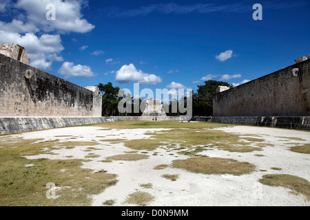 Der große Ballspielplatz in Chichen Itza verwendet für das Mesoamerikanische Ballspiel zu spielen. Am Ende ist der Tempel des bärtigen Mannes Stockfoto