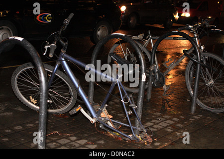 Ein geschändeter Fahrrad noch angekettet an einem Zyklus-rack Stockfoto