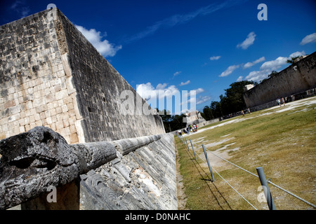 Der große Ballspielplatz in Chichen Itza verwendet für das Mesoamerikanische Ballspiel zu spielen. Am Ende ist der Tempel des bärtigen Mannes Stockfoto