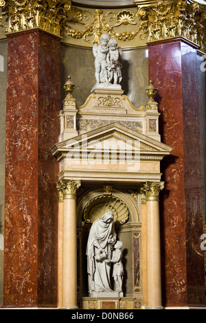 Die hl. Elisabeth Statue in der St. Stephan Basilika in Budapest, Ungarn. Stockfoto