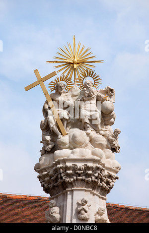 Nahaufnahme auf oberen Teil der barocken Dreifaltigkeitssäule in Budapest, Ungarn. Stockfoto