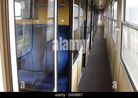 Sofia, Bulgarien; 27. November 2012. Ein zweiter Klasse Passagier Waggon. Die meisten sind recht sauber, aber alt und schlecht gepflegt. Im Vergleich zu den Bussen, die auf nationalen und internationalen Linien, Chance die Staatseisenbahnen keine seine Passagiere glücklich zu halten. Bildnachweis: Johann Brandstatter / Alamy Live News Stockfoto