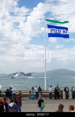 Touristen Pier 39 San Francisco in Kalifornien. Alcatraz Island und Fähre Boot. Stockfoto