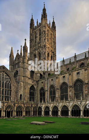 Der große Kreuzgang der Kathedrale von Canterbury in der mittelalterlichen Stadt Canterbury, Kent, Südengland, Großbritannien Stockfoto