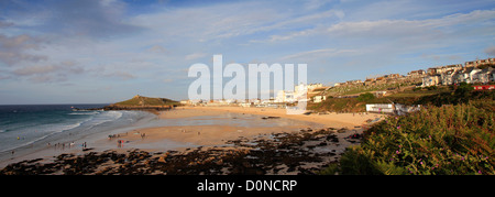 Panorama-Bild, Sonnenuntergang Farben, Porthmeor Beach, Stadt St. Ives, Cornwall County; England; UK Stockfoto