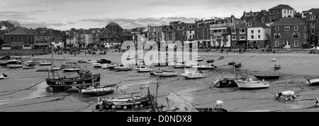 Schwarz / weiß-Panorama-Bild, Angelboote/Fischerboote im Hafen, St Ives Stadt, St Ives Bay, Cornwall County; England; UK Stockfoto