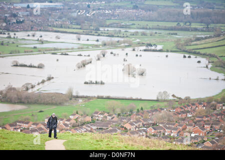 Glastonbury, Großbritannien-November 27th. Touristen auf Pfad auf dem Glastonbury Tor.Flood Wasser in den Bereichen rund um das Glastonbury Tor auf der Somerset Levels. Foto von erhöhten Glastonbury Tor, Glastonbury, Somerset, England. Stockfoto