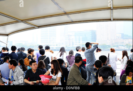 Menschen auf der Fähre vom Bund nach Pudong, Shanghai. Stockfoto