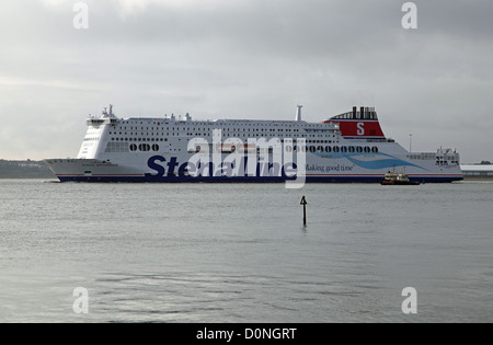 Großen Roll-on / Roll-off-Fähre Stena Line gehören verlässt Großbritannien Hafen Harwich für den Hoek van Holland über den Fluss Stour Stockfoto