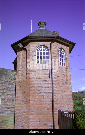 Bratch sperrt Mauthaus, Staffordshire & Worcestershire Canal, Wombourne, Staffordshire, England, Vereinigtes Königreich Stockfoto