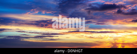 Spektakulären Sonnenuntergang Himmel. Panorama-Aufnahme. Stockfoto