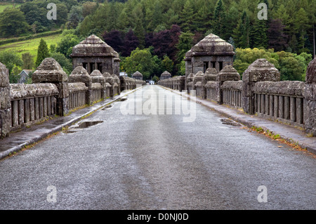 symmetrische Sicht auf die Straße über Lake Vyrnwy Damm, Powys, Mitte Wales, UK Stockfoto