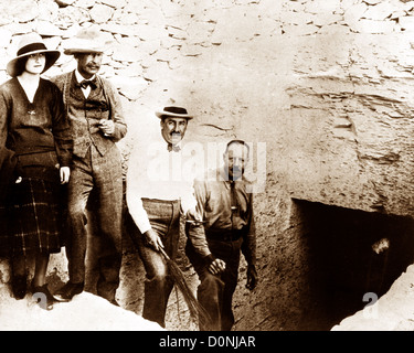 Howard Carter und Lord Carnarvon am Eingang zum Grab des Tutanchamun Stockfoto